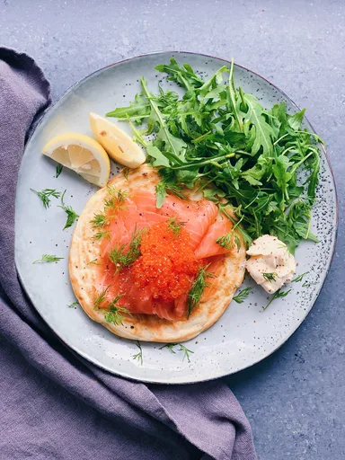 Blinis con salmón ahumado