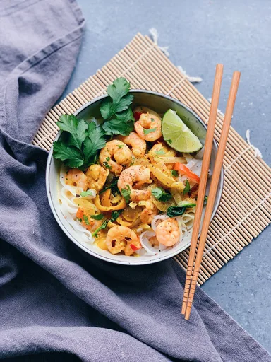 Fideos con gambas y leche de coco