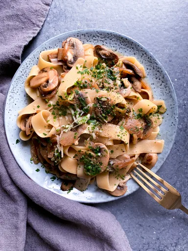 Pappardelle con setas y cebollas caramelizadas