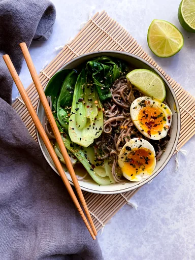 Sopa de inspiración asiática