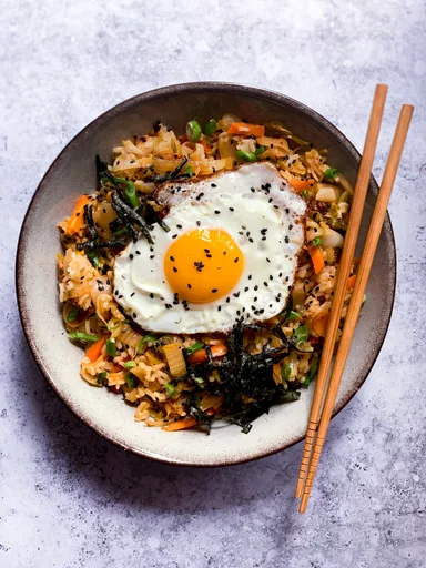 Riz frit au kimchi et oeuf au plat
