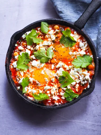 Oeufs aux pois chiches, tomate et feta