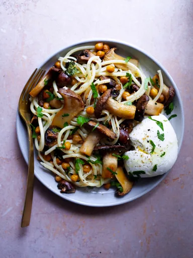 Bucatini aux champignons et pois chiches grillés et mozzarella