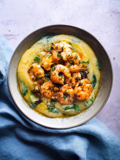 Polenta con espinacas y gambas