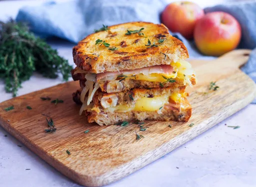 Sándwich fundido de manzana y queso comté