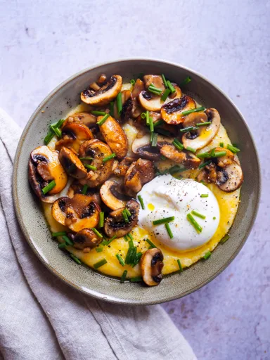 Polenta con setas y burrata