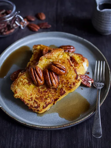 Brioche perdue facile aux noix de pécan caramélisées