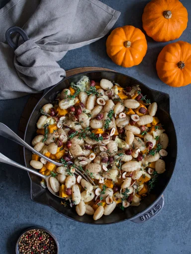 Gratín de ñoquis, calabaza y queso Rocamadour