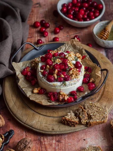 Camembert asado con arándanos rojos, nueces y miel