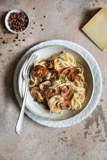 Espaguetis con pecorino y champiñones caramelizados