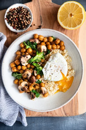 Pois chiches et champignons au shoyu, millet et oeuf poché
