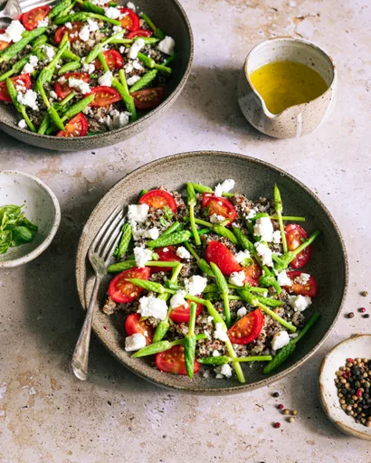 Quinoa, espárragos silvestres, tomates y feta