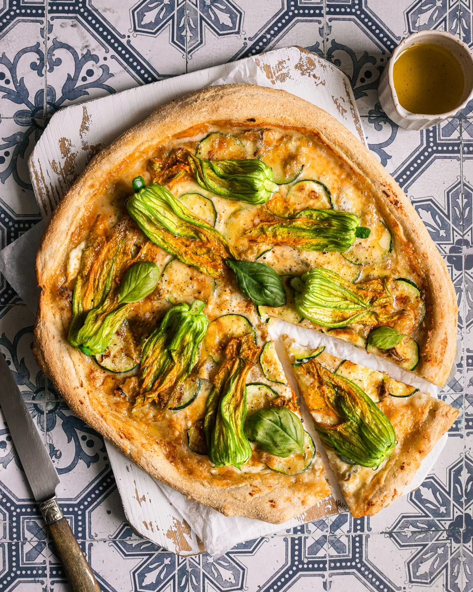 Pizza with ricotta, courgette flowers and Gorgonzola