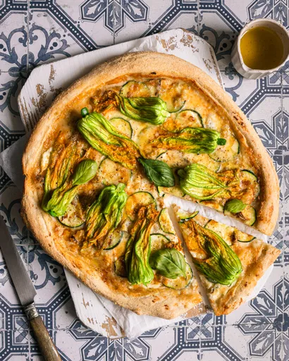 Pizza à la ricotta, fleurs de courgette et gorgonzola