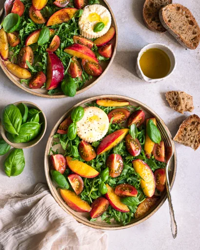 Ensalada de verano con nectarinas, tomates y burrata ahumada