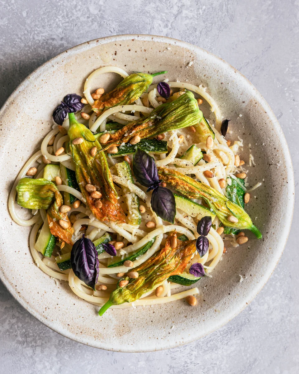 Bucatini mit Zucchini und Parmesan
