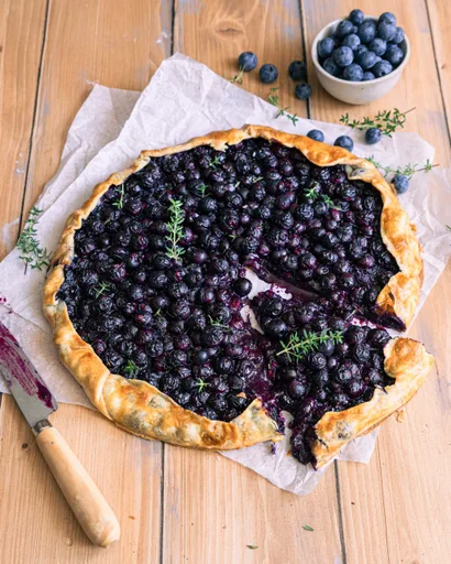Tarte rustique aux myrtilles, miel et thym