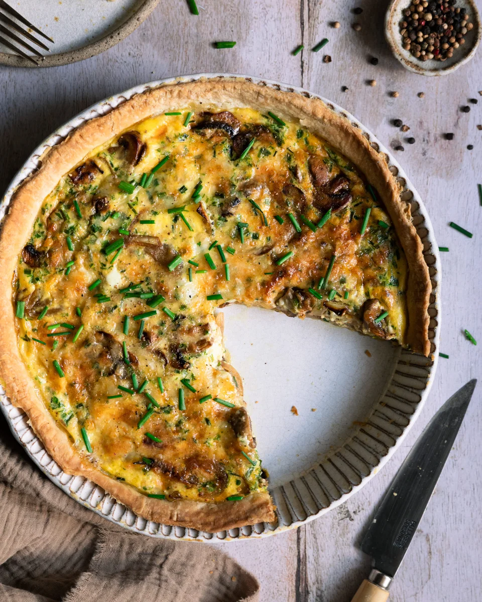 Quiche de queso de cabra tomme, champiñones y cebolla caramelizada
