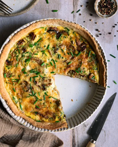 Quiche de queso de cabra tomme, champiñones y cebolla caramelizada