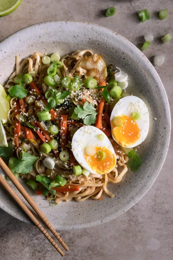 Nouilles épicées aux saveurs asiatiques et oeuf mollet