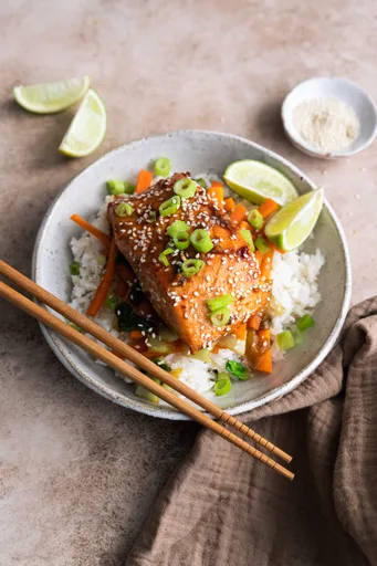 Salmón marinada y arroz con coco
