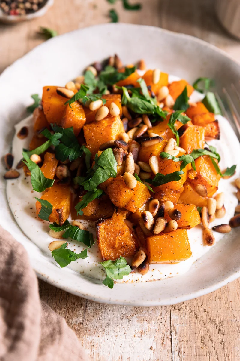 Courge butternut rôtie, ricotta fouettée et pignons