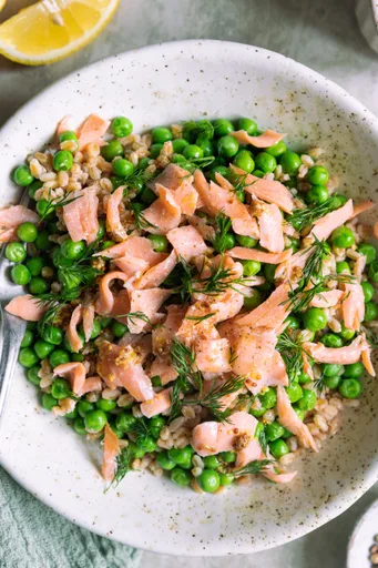 Salade de petit épeautre, petits pois et saumon