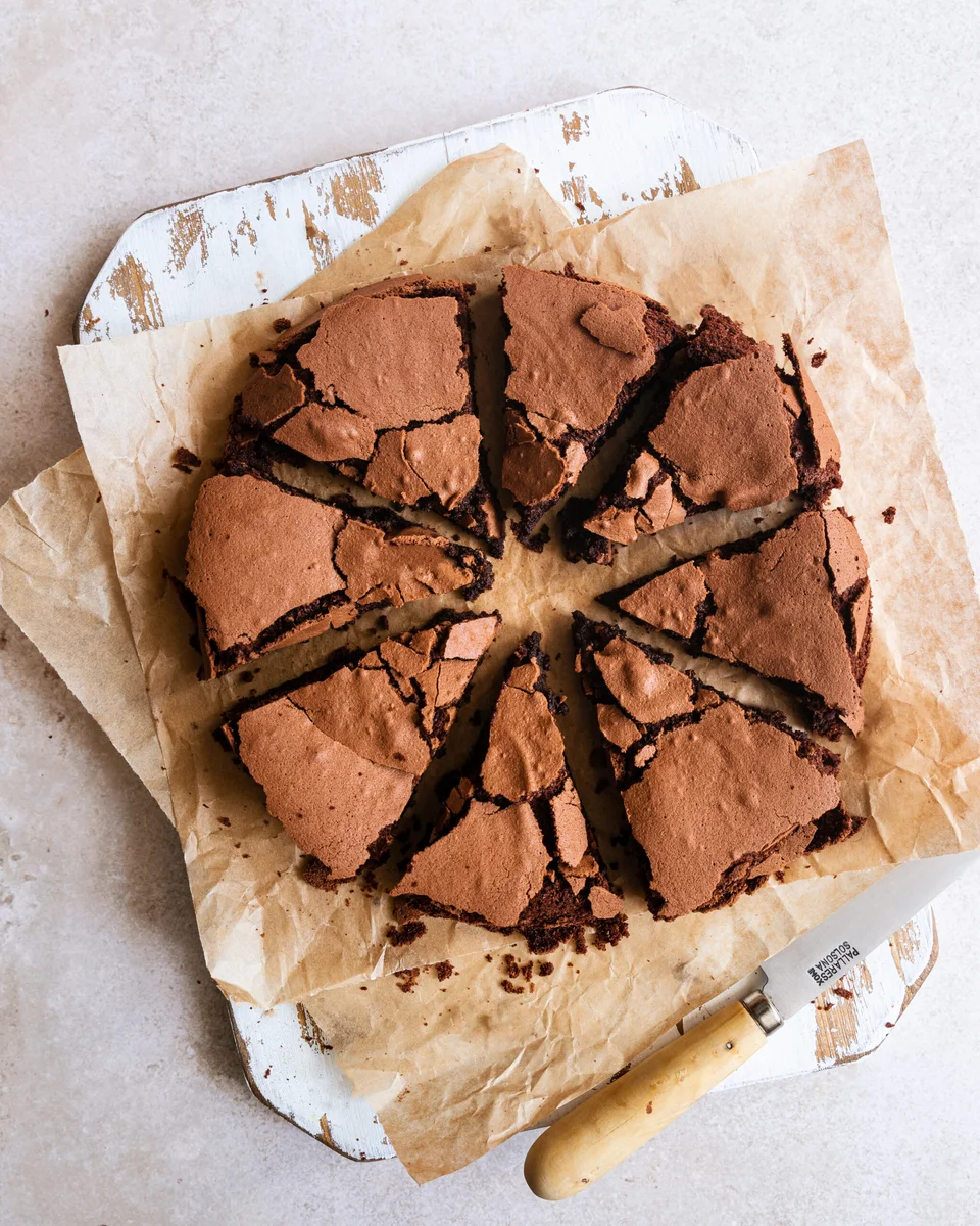 Crackly flourless chocolate fondant