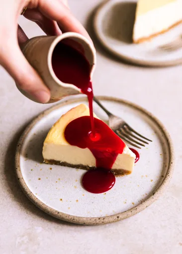 Tarta de queso al limón con coulis de frutos rojos