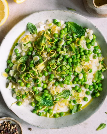 Ricotta fouettée, petits pois et fregola