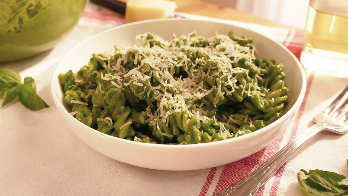 Fusilli con salsa de espinacas y queso