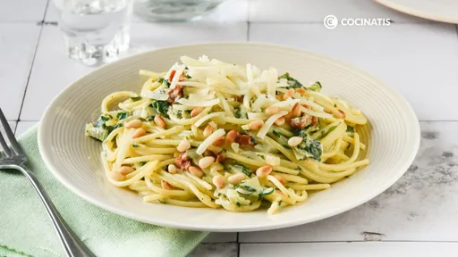 Espaguetis con espinacas y piñones, una salsa para pasta sabrosa y rápida