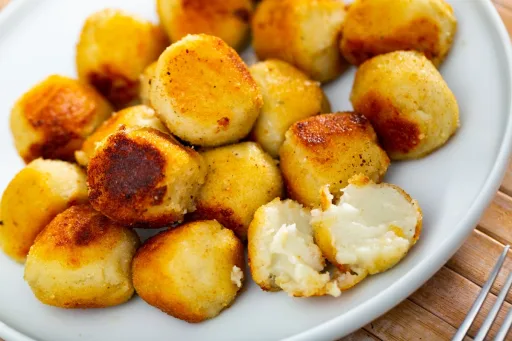 Disfruta de unas crujientes y cremosas croquetas de queso azul