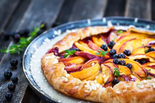 Prepara un galette de melocotón, una postre rústico y llena de sabor