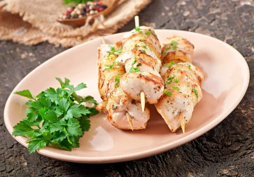 Cómo hacer pinchos de pollo con salsa de ajo y parmesano