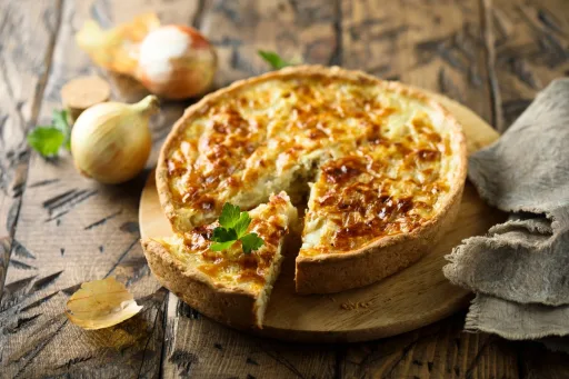 Delicioso quiche de cebolla caramelizada, pera y romero