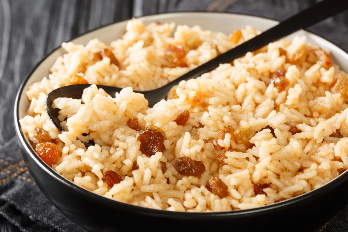 Arroz con Coca-Cola y pasas para acompañar tus comidas