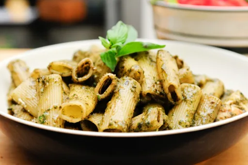 Receta de rigatoni con pollo y pesto