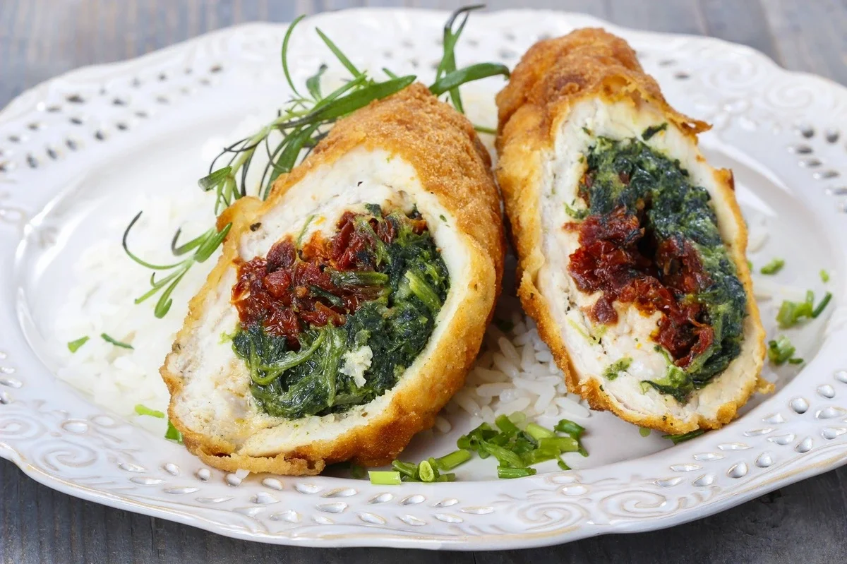 Deliciosos rollos de pollo con jamón serrano, espinacas y queso