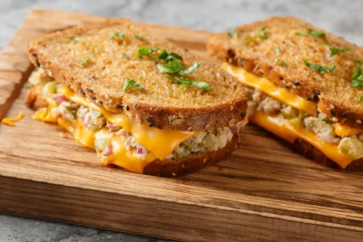 Cómo hacer un sándwich caliente de atún con queso fundido