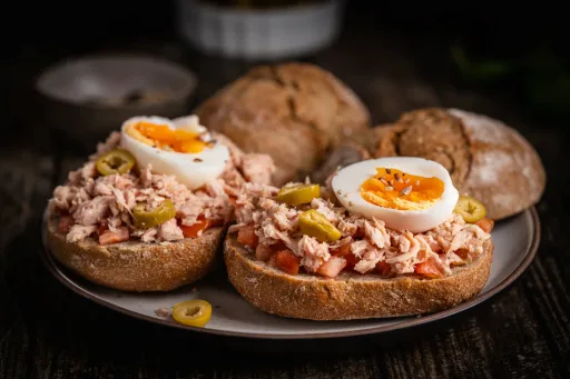Tostada integral de atún y huevo cocido paso a paso