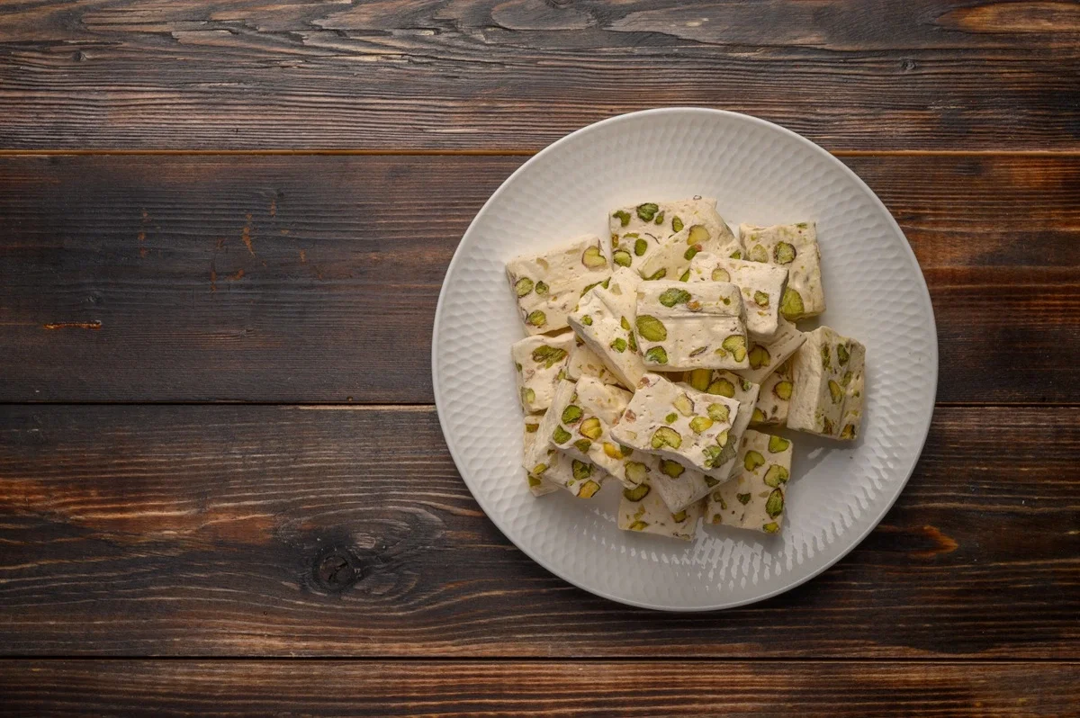 Crujiente y cremoso turrón de pistachos