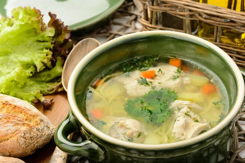 Caldo de Pollo Casero: Receta Fácil y Nutritiva Paso a Paso