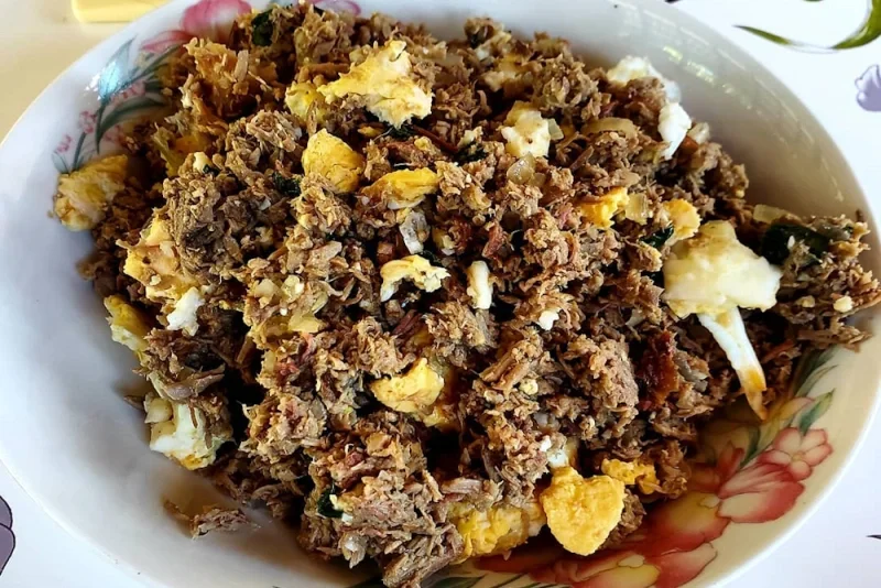 Chastaca: Receta Tradicional con Carne Seca y Huevos