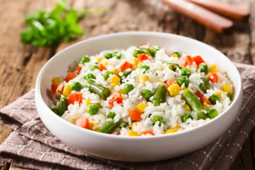 Ensalada de Arroz Fresca: Receta Fácil y Saludable