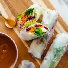 Rollitos de primavera frescos con salsa de cacahuete