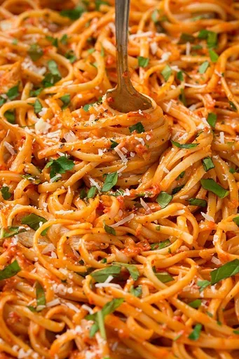 Pasta cremosa con pimiento rojo asado