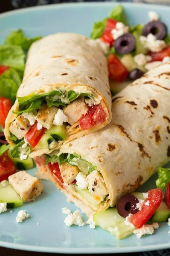 Wrap griego de pollo a la parrilla y hummus
