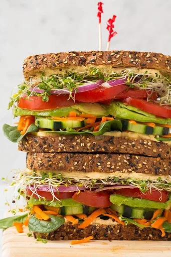 Sandwich de verduras y hummus