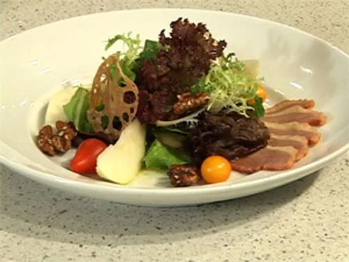 Ensalada de pato ahumado con vinagreta de mandarina